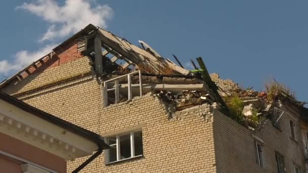Bir Ukrayna şehrini bombaladıktan sonra yıkılan bir ev. Evin ne çatısı ne de dış duvarları var. Rus-Ukrayna Savaşı 2022 - 2023 - Video, Çekim
