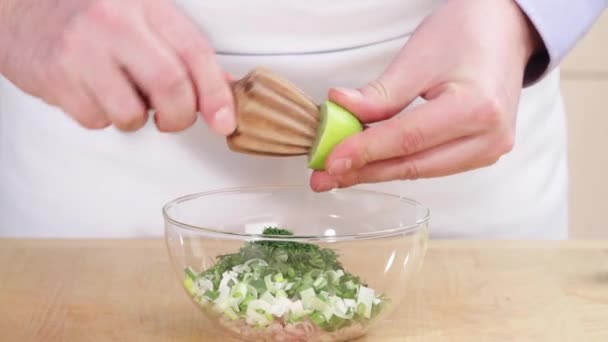 Ingrediënten voor de marinade wordt besprenkeld met citroensap - Video