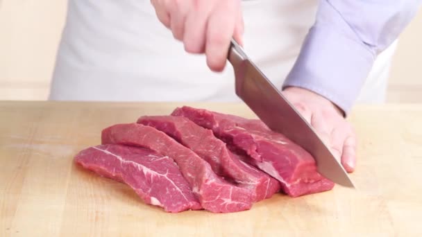 Snijden van rundvlees op een bord - Video