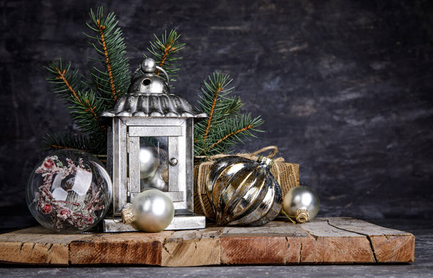Vánoční zátiší s lampou a míčky - Fotografie, Obrázek