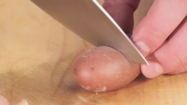 Une pomme de terre cuite dans sa peau étant hachée
 - Séquence, vidéo