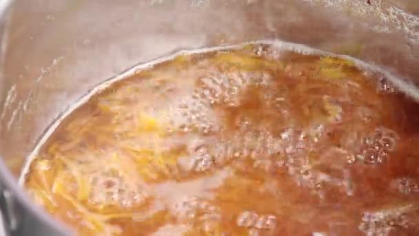 Bir tavada kaynar marmelat - Video, Çekim