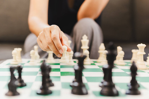Žena hraje šachovnici doma - Fotografie, Obrázek