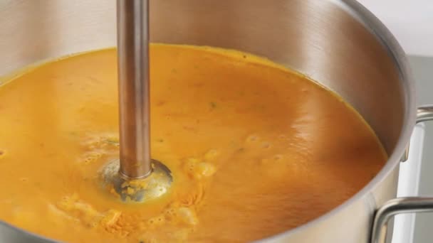 Pureeing tomato soup with a hand blender - Footage, Video