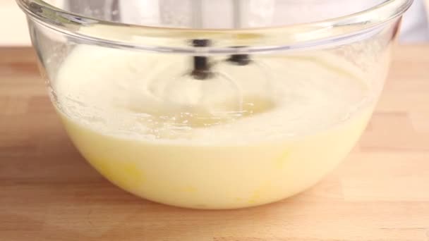Huevos y azúcar mezclados
 - Metraje, vídeo