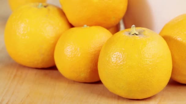 πορτοκάλια στο τραπέζι - Πλάνα, βίντεο