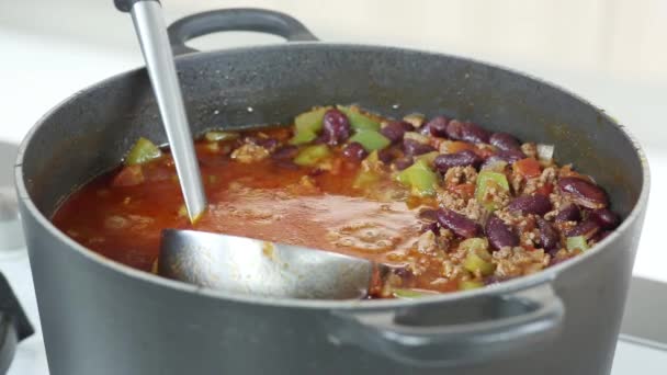 Une louche dans un pot de chili con carne
 - Séquence, vidéo