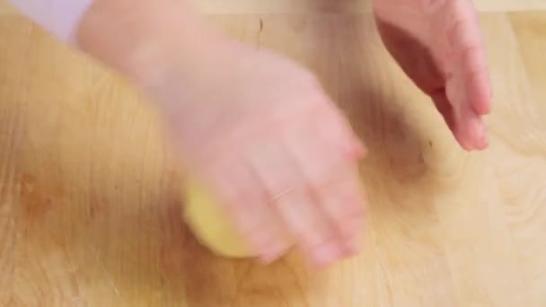 Omlós tészta tészta alakítják a labdát - Felvétel, videó