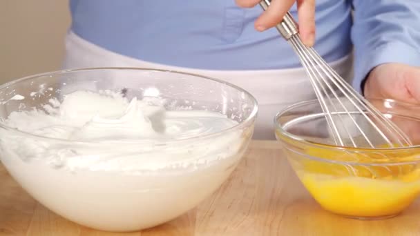 Τους κρόκους να είναι διπλωμένα σε ασπράδι αυγού χτυπημένο μαρέγκα - Πλάνα, βίντεο