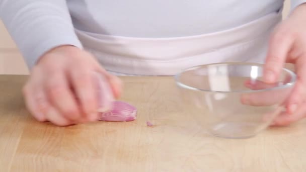 Arpacık soğanı zeytinyağı ile drizzled - Video, Çekim