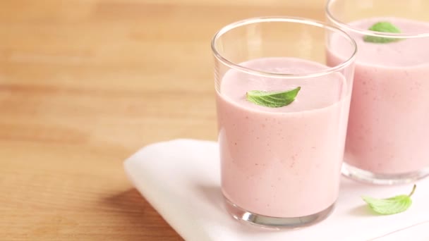 Two strawberry milkshakes - Záběry, video