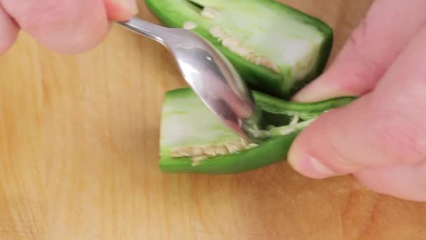 Deseeding un peperoncino jalapeno
 - Filmati, video