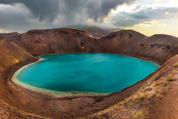 A Krafla vulkanikus rendszer, egy kráter egy türkiz tóval. Izland - Fotó, kép