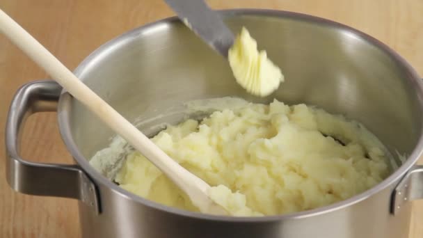 Boter wordt toegevoegd aan aardappelpuree - Video