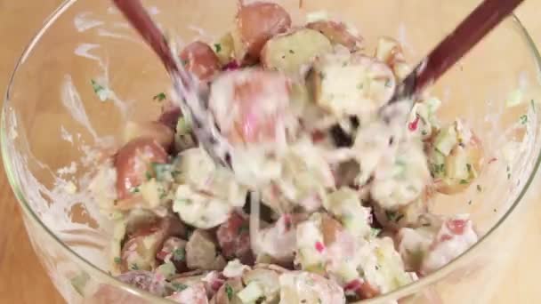 Ei zum Salat hinzugefügt - Filmmaterial, Video