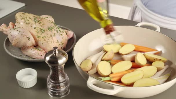 Vegetables drizzled with oil - Video