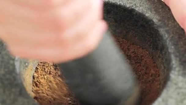 Esmagando o cominho em um morteiro
 - Filmagem, Vídeo