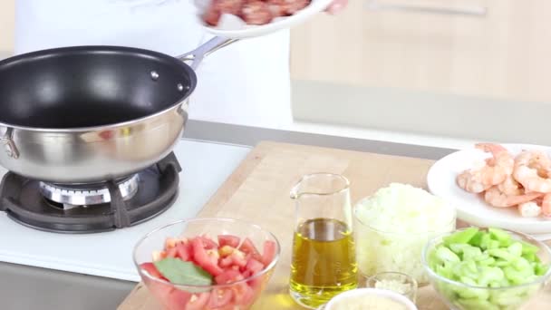 Паприка і ковбаски смажать на сковороді
 - Кадри, відео