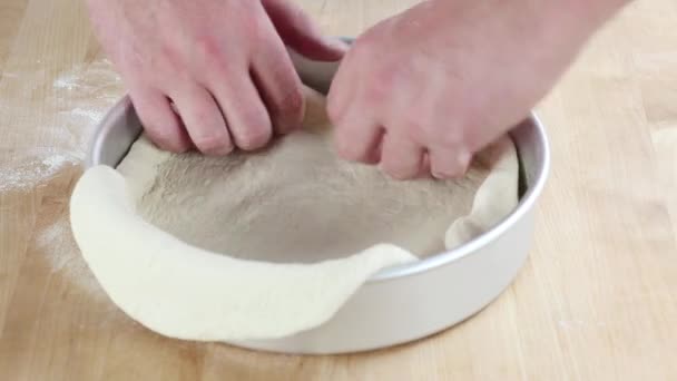 Ciasto jest umieszczony w naczyniu do pizzy - Materiał filmowy, wideo