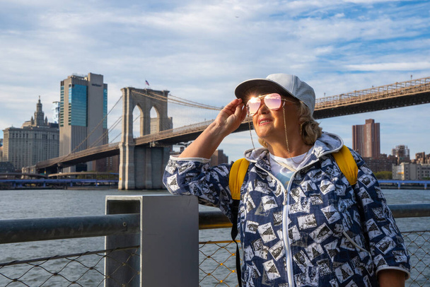 Літня жінка прогулюється Нью-Йорком з приголомшливим видом на Манхеттен - Фото, зображення