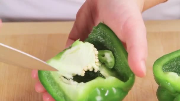 Πράσινη πιπεριά είναι κατεργασμένος - Πλάνα, βίντεο