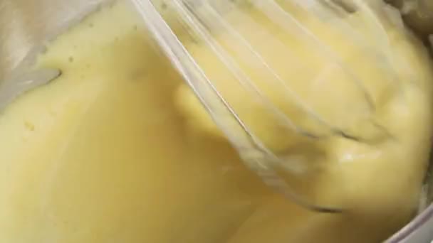 Побиття голландським соусом
 - Кадри, відео