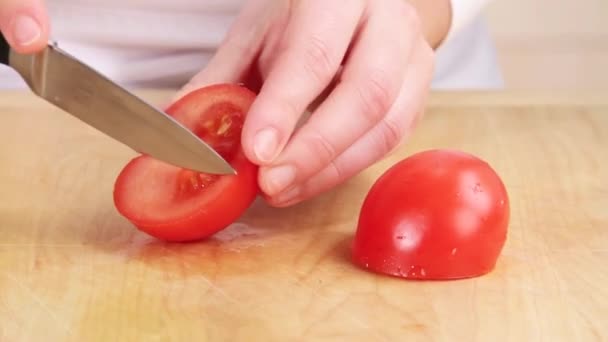 Tomaat wordt gesneden in wiggen - Video