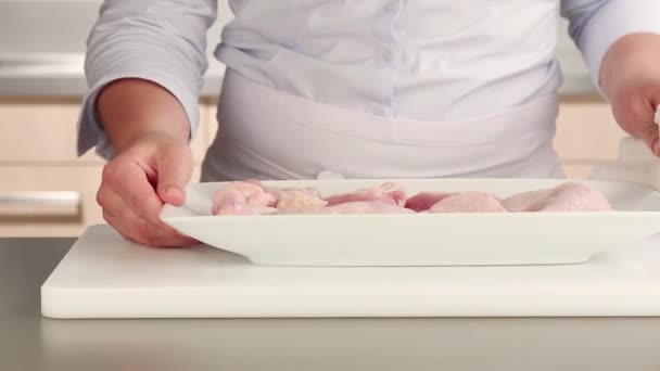 gewaschenes Huhn wird getrocknet - Filmmaterial, Video