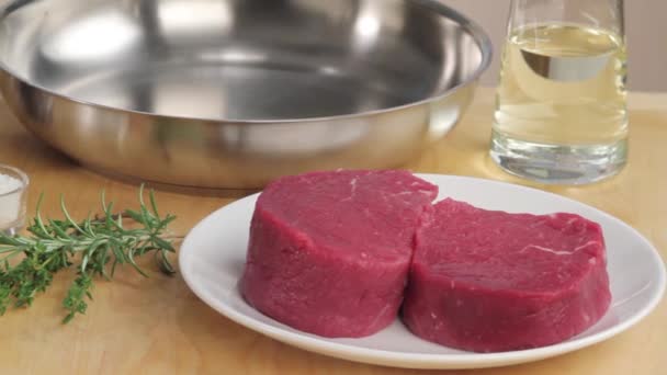 Hovězí steaky filet na stole - Záběry, video