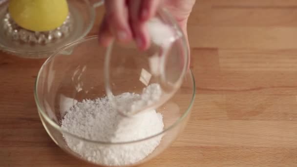 Moučkový cukr a citronovou šťávu smíšen - Záběry, video