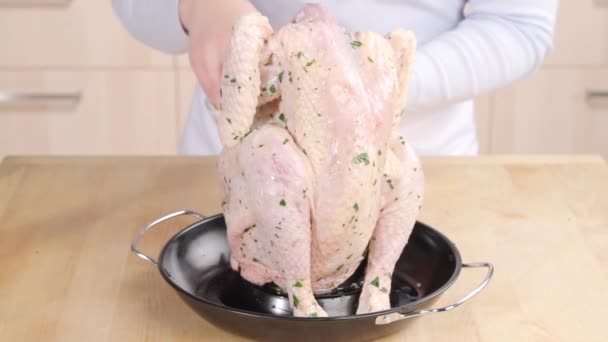 Olivenöl und Rosmarin, die einem Huhn hinzugefügt werden - Filmmaterial, Video