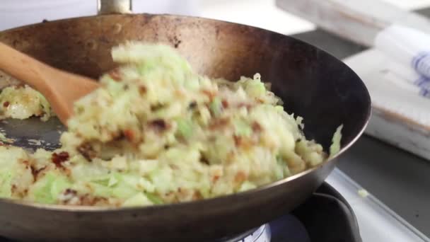 Bubble & Squeak tehdään: Paistetut perunat ja kaali
 - Materiaali, video