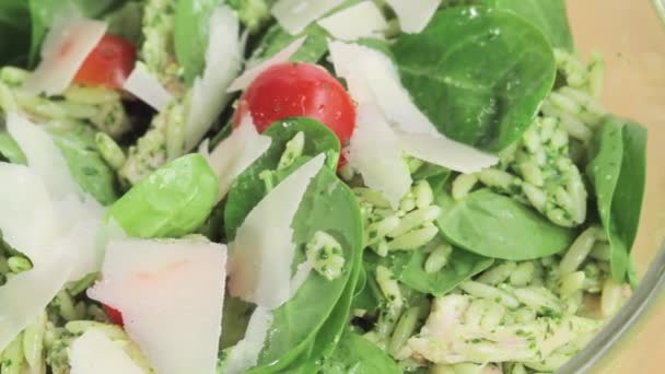 Salade d'orzo saupoudrée de parmesan
 - Séquence, vidéo