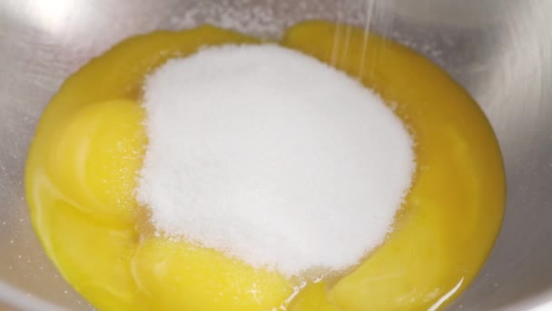 Jaunes d'œufs, gousses de sucre et vanille
 - Séquence, vidéo
