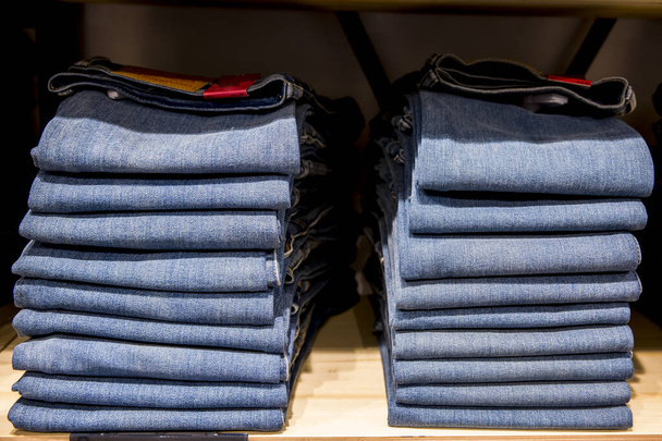 Pila di jeans azzurri in un negozio  - Foto, immagini