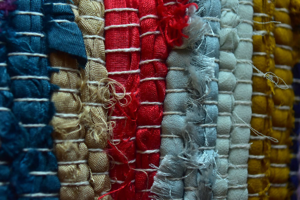 Kolorowe ubrania z bliska. Streszczenie tekstury tekstylnej w tle. - Zdjęcie, obraz