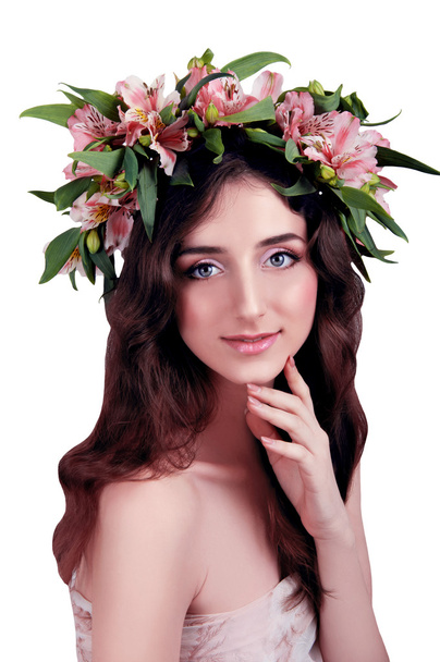 Jeune femme portant des fleurs roses sur la tête
 - Photo, image