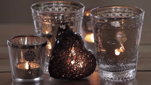 Teelichter und ein dekoratives Herz - Filmmaterial, Video