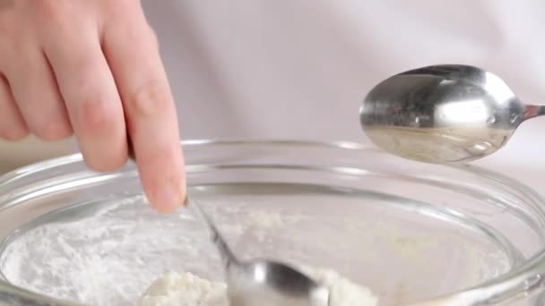 Moulding dumplings using spoons - Filmati, video
