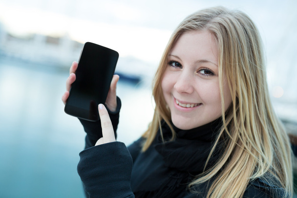 Mujer joven con teléfono móvil
 - Foto, Imagen