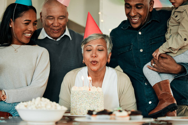 Χρόνια πολλά, κεριά ή γιαγιά στο σπίτι για μια οικογενειακή γιορτή, δεσμό ή ανάπτυξη μαζί. Blow, ηλικιωμένη κυρία ή ενθουσιασμένοι παππούδες με τούρτα, υποστήριξη ή παιδί σε ένα διασκεδαστικό πάρτι ή ειδική εκδήλωση. - Φωτογραφία, εικόνα