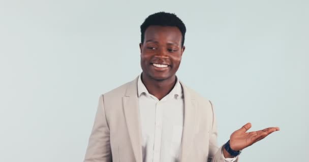 Keuze, gezicht en vrolijke zwarte man in de studio met waarom, emoji of beslissing over grijze achtergrond ruimte. Evenwicht, portret en Afrikaans mannelijk model met palmschaal voor vergelijking, hoe te of weet niet gebaar. - Video