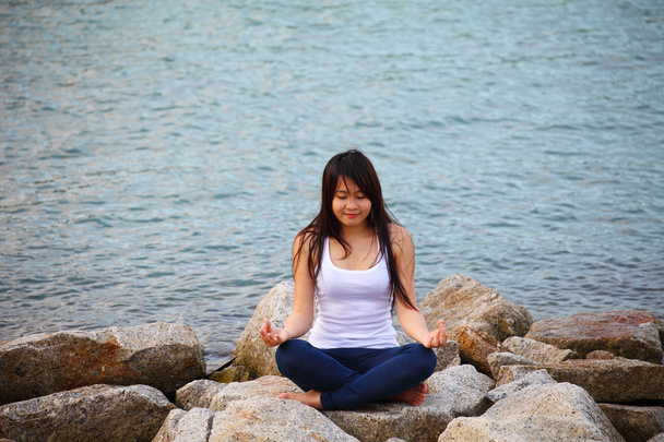 Krásná mladá žena dělá jóga cvičení venku - Fotografie, Obrázek