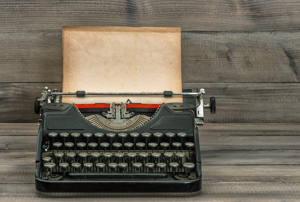 Antique typewriter with grungy textured paper page. - 写真・画像