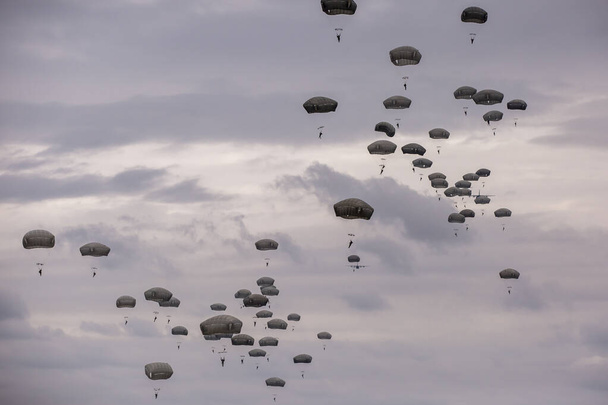 багато парашутистів у хмарному небі   - Фото, зображення