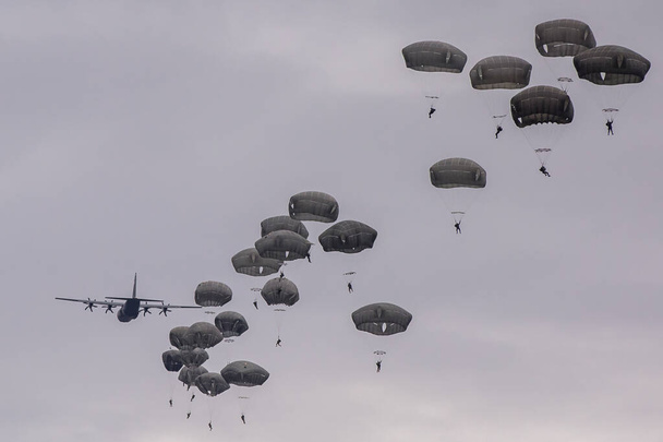 багато парашутистів у хмарному небі   - Фото, зображення