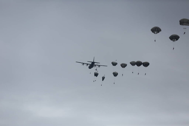 molti paracadutisti nel cielo nuvoloso   - Foto, immagini