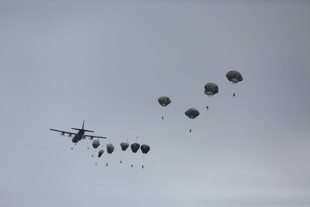 viele Fallschirmspringer am bewölkten Himmel   - Foto, Bild