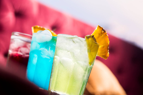 Joukko värikkäitä cocktaileja baarissa - Valokuva, kuva
