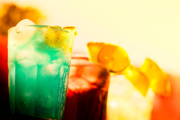 Ensemble de cocktails colorés au bar - Photo, image